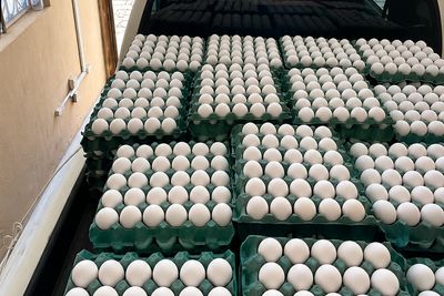 Camioneta cargada con bandejas de huevos lista para entrega